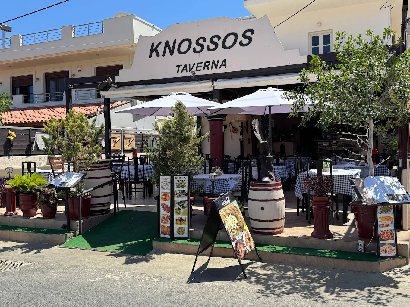 Exterior of Taverna Knossos in Malia with terrace seating